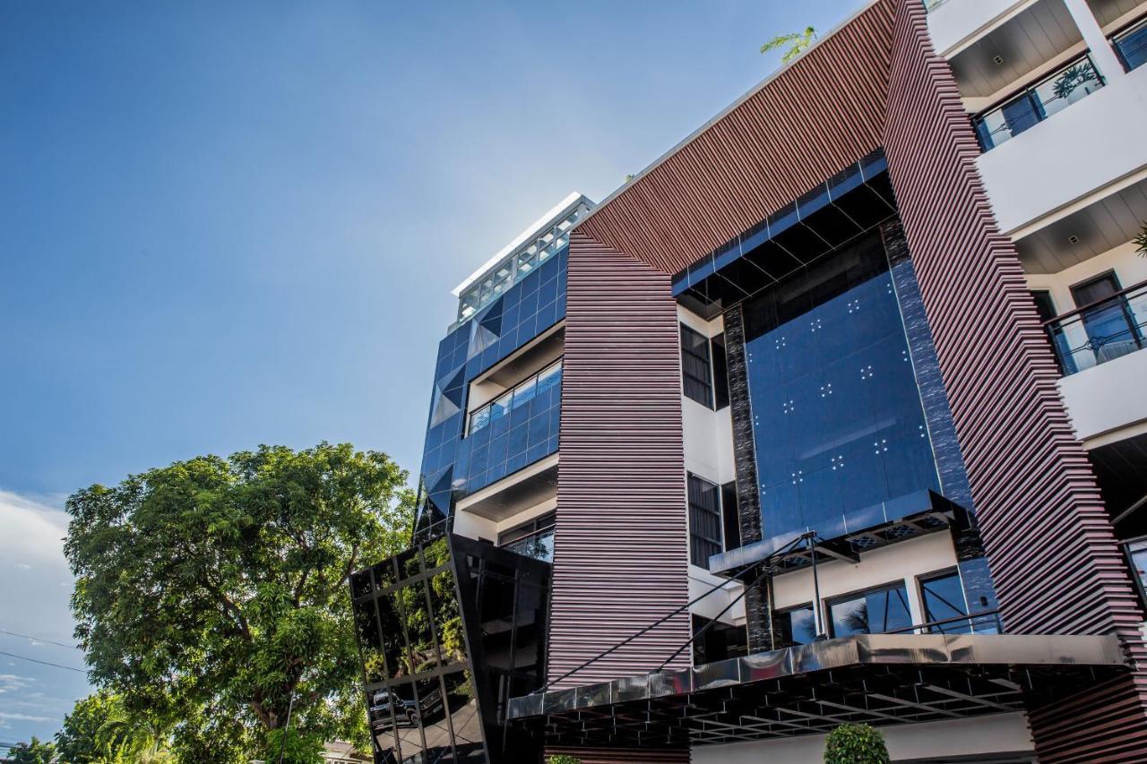 Stonehill Suites บาโคลอด ภายนอก รูปภาพ