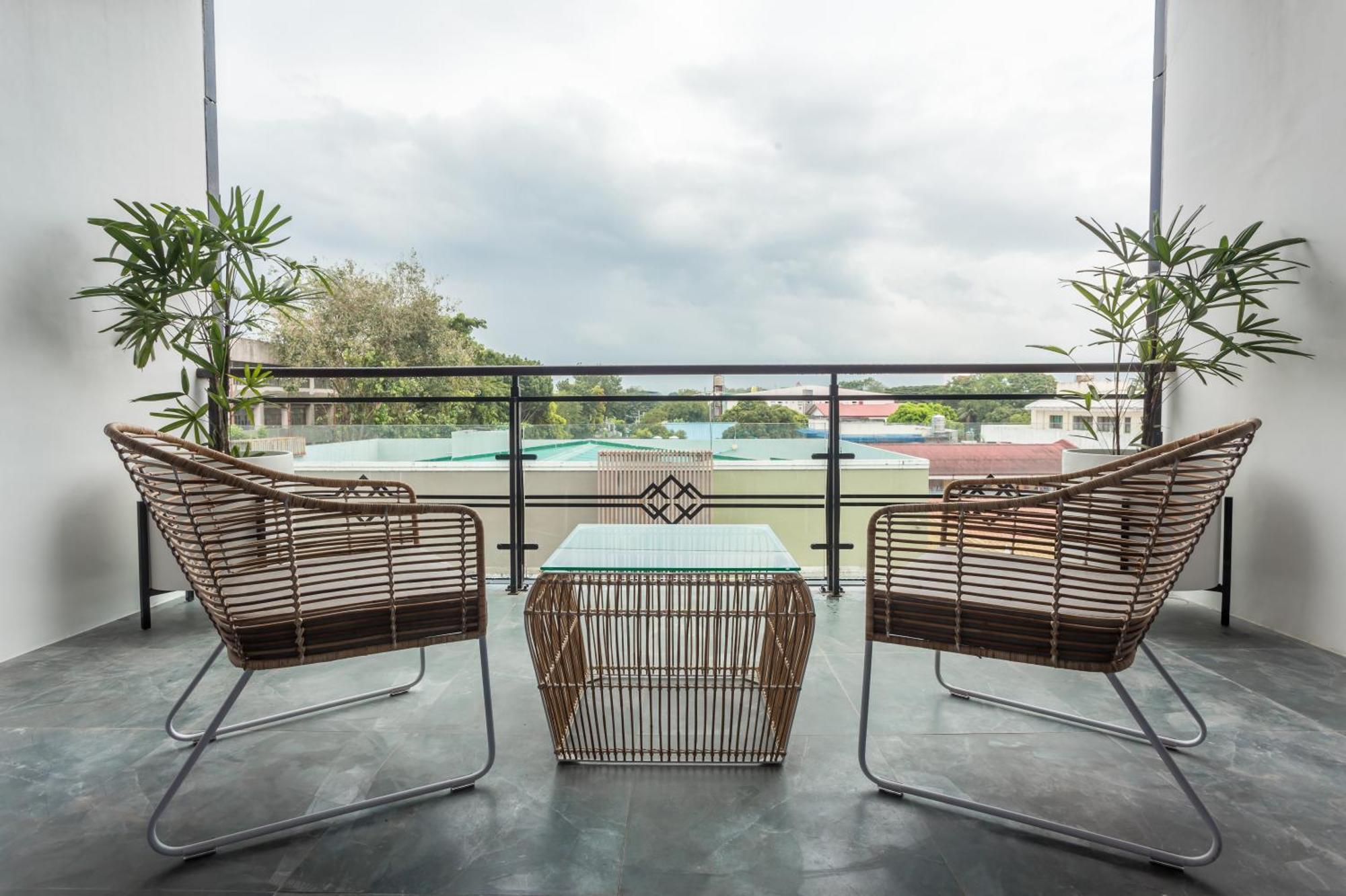 Stonehill Suites บาโคลอด ภายนอก รูปภาพ