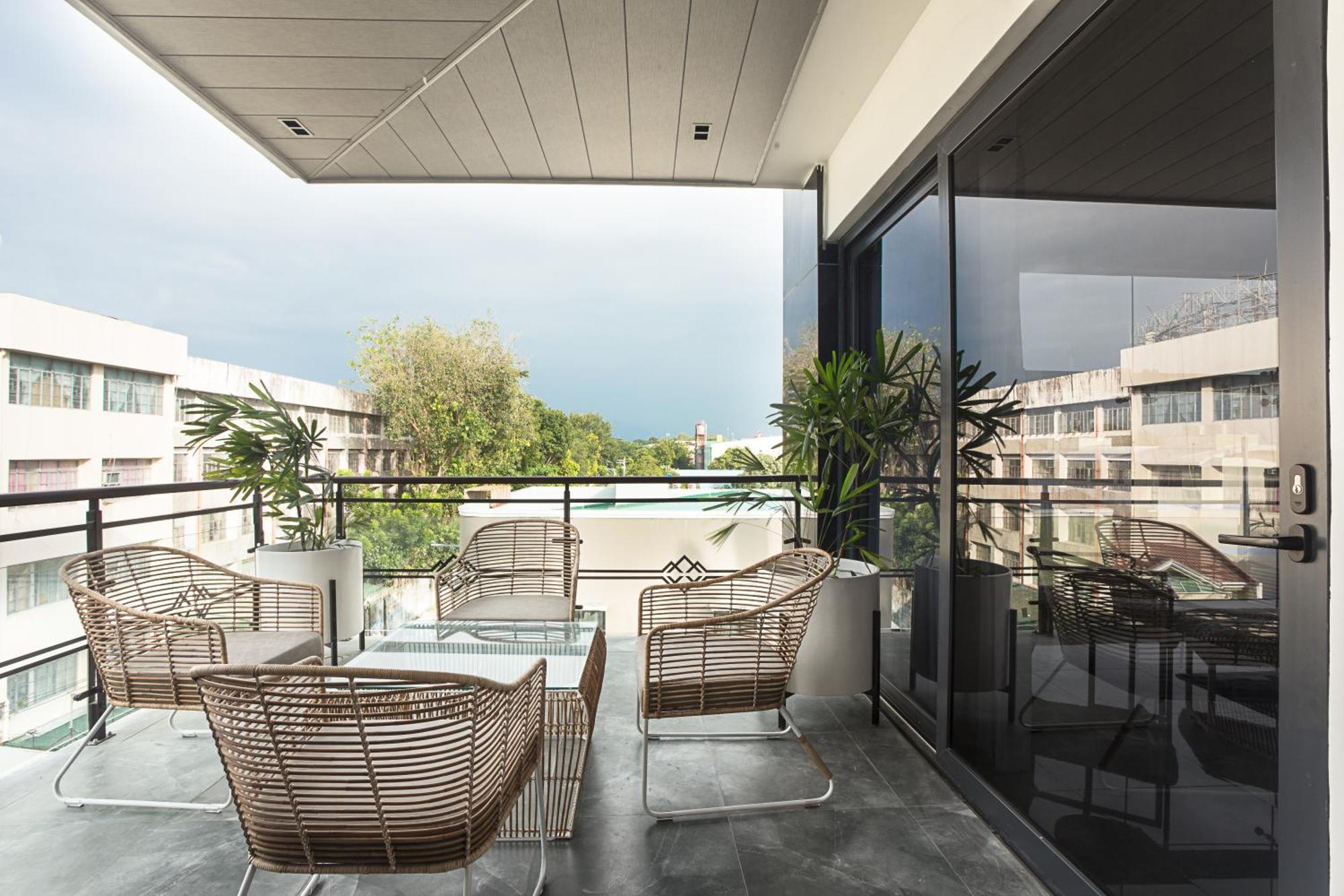 Stonehill Suites บาโคลอด ภายนอก รูปภาพ